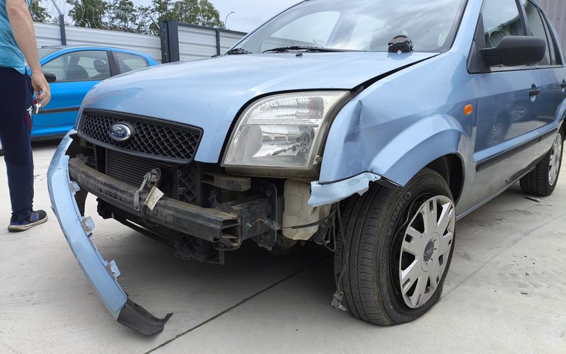 Voiture chargée sur un plateau après rachat et paiement