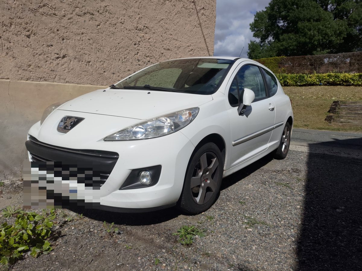 Peugeot 207 blanche