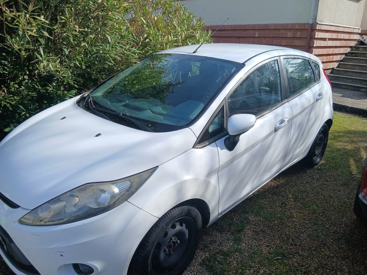 Ford Fiesta blanche